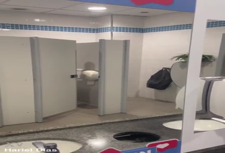 Hariel No Banheiro Com Meu Amigo